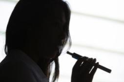 Cigarette électronique : un risque de rendre les jeunes accro à la nicotine 