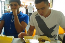 VIDEO. Le hamburger le plus épicé au monde conduit aux urgences 