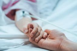 Tumeur : elle sauve la vie de sa fille en remarquant un reflet blanc sur une photo