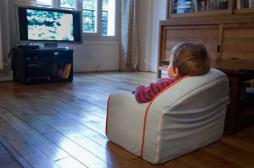Les bébés accros à la télé sont plus à risques de harcèlement à 6 ans