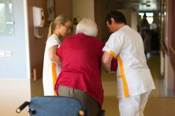 Elle est exclue du lycée pour avoir filmé des malades d'Alzheimer