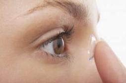 Six mois sans nettoyer ses lentilles : elle devient aveugle