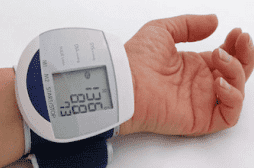 Le bon achat de Noël, bon marché et pour sauver des vies : un appareil automatique pour mesurer sa tension artérielle
