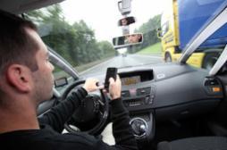 Sécurité routière : les dangers du SMS au volant sous l'oeil de Mathieu Amalric 
