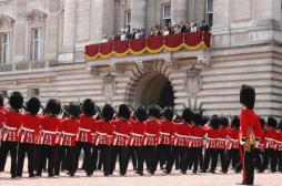 Un garde royal s'évanouit lors du 90e anniversaire de la reine