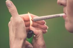 Insomnie : fumer du cannabis au quotidien double le risque d’en souffrir