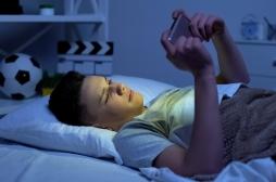 Puberté précoce : la lumière bleue des smartphones en cause ?
