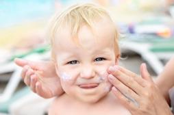 Des perturbateurs endocriniens allergènes dans les crèmes solaires pour enfants