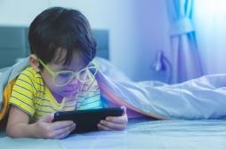 Chez les enfants, les jeux sur smartphone provoquent de la sécheresse oculaire