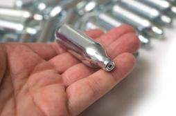Protoxyde d’azote : quels sont les risques de ce gaz potentiellement responsable du décès d’une jeune fille ? 