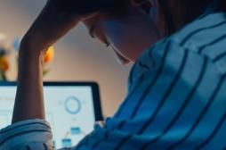 Toujours connectés : comment le travail empiète de plus en plus sur nos soirées