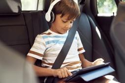 Vacances : les écrans, toujours la solution miracle pour occuper les enfants en voiture ?