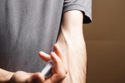 Non, s’injecter du sperme ne réduit pas les maux de dos !