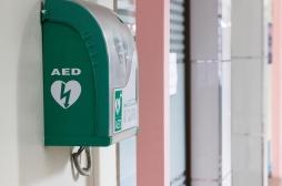 Arrêts cardiaques : les défibrillateurs utilisés dans seulement 1 cas sur 10