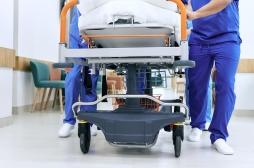 Urgences : passer une nuit sur un brancard augmente le risque de mortalité pour les seniors