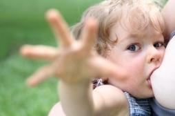 Allaitement : elle donne encore le sein à ses enfants de 2 et 5 ans