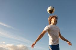 Lésions cérébrales : faut-il interdire le jeu de tête au Mondial de football ?