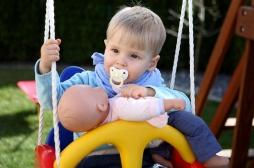 Jouets genrés : les bébés garçons préfèrent les poupées aux voitures