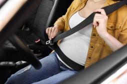 Et si la plupart des femmes enceintes portaient mal leur ceinture sans le savoir ?