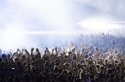 Pourquoi les gens agissent-ils de la même manière dans une foule ?