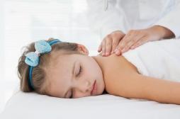 Cancers pédiatriques : des massages pour soulager les enfants (et les parents)