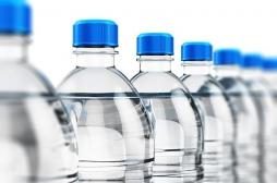 Des microparticules de plastiques contaminent l'eau en bouteille