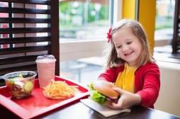 Fast-food : les menus pour enfants sont encore trop riches en calories