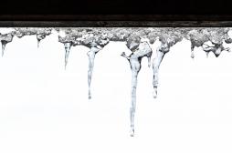 Vague de froid : pourquoi il ne faut pas sucer les pics de glace qui descendent des bâtiments