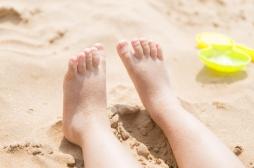 A la plage, un petit enfant a vu son pied fondre