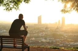 La vie urbaine protège-t-elle vraiment contre les AVC ?