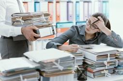 Subir de lourdes pressions au travail prédisposerait les femmes à prendre du poids