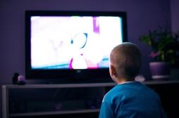 Trop regarder la télévision dans l'enfance impacte la santé à l'adolescence 