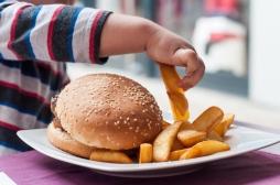 Les émotions négatives incitent les enfants à manger de la malbouffe