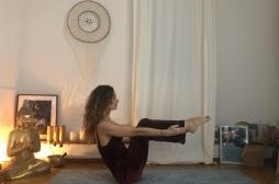 5 postures de yoga pour bien vivre la ménopause