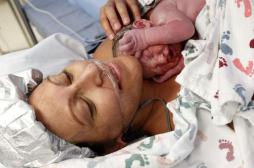 Le peau à peau avec le nouveau-né réduit le stress des mamans