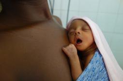 Peau-à-peau : des bénéfices jusqu'à 20 ans après la naissance 