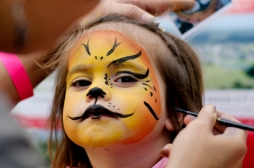 Des produits chimiques retrouvés dans du maquillage et des déguisements pour enfants
