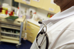 Morbihan : l'Ordre des médecins suspend un médecin roumain 