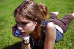 Casques, écouteurs : les ados se cassent les oreilles