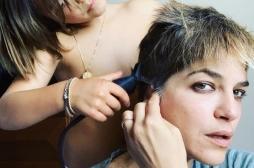 Sclérose en plaques : l'actrice Selma Blair se rase le crâne avec l'aide de son fils