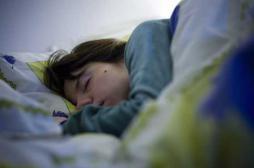 Surpoids : dormir moins de 7 heures pousse au grignotage