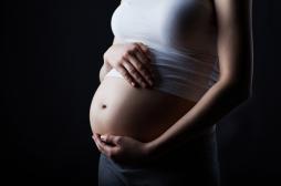 Grossesse : un foetus se développe en partie hors de l’utérus