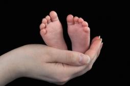 Bébés prématurés : couper le cordon plus tard sauve des vies