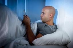 Troubles du sommeil : les verres teintés, la solution pour les accros à leur portable ?