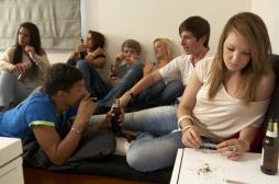 Tabac et alcool : les jeunes européens y goûtent plus tard 