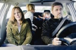 Devant les enfants: les parents se conduisent mal au volant