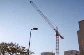 Une femme électrosensible proteste du haut d'une grue