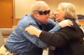 Un oeil bionique permet à un aveugle de voir sa femme