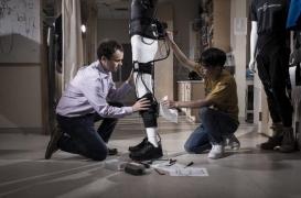 AVC : un exosquelette pour compenser les séquelles motrices