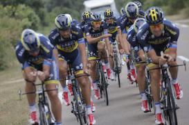 Tour de France : les médecins dénoncent la course au dopage 